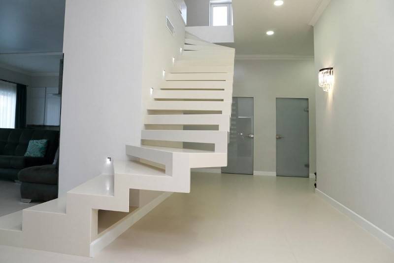 Лестница из искусственного камня в стиле модерн