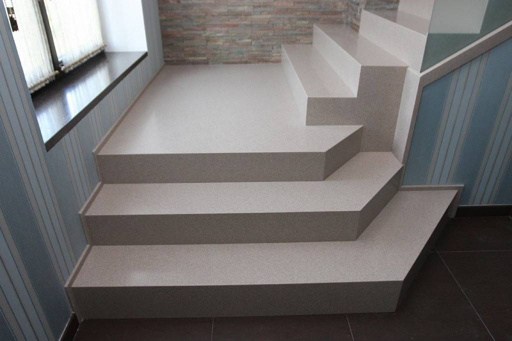 Лестница с площадкой из искусственного камня