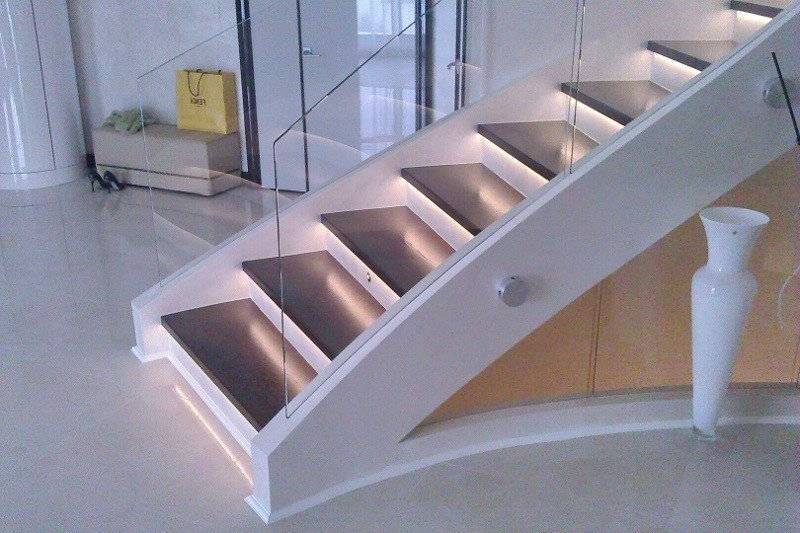 Лестница из искусственного камня со стеклянными ограждениями